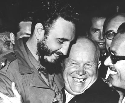 El presidente de la antigua Unión Soviética, Nikita Khrushchev, abraza al líder comunista cubano durante una sesión de la Asamblea General de Naciones Unidas el 20 de septiembre de 1960.