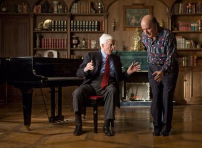 Leslie Nielsen y Chiquito de la Calzada, en<i> Spanish movie.</i>