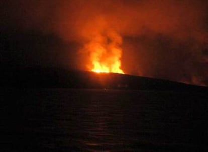 Erupción volcánica en la isla de Yabal al Tair, en una imagen tomada desde la fragata canadiense <i>Toronto.</i>