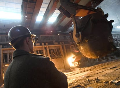 Un trabajador controla un caldero en una planta siderúrgica de la compañía ZaporozhStal.