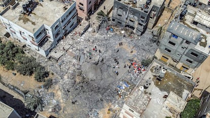 Restos de un bloque de viviendas destruido por un ataque aéreo israelí en Gaza, este sábado.