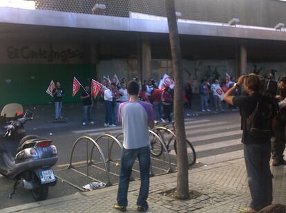Una veintena de sindicalistas bloquea el acceso a El Corte Inglés en Sevilla.
