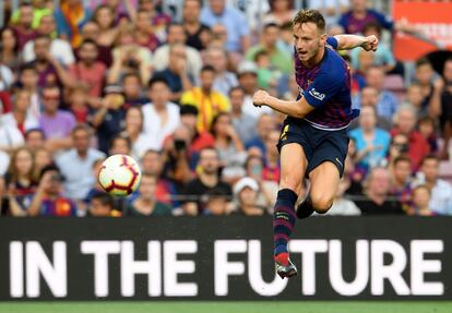 Ivan Rakitic dispara en carerera, durante el partido que ha enfrentado al Barcelona con el Huesca.