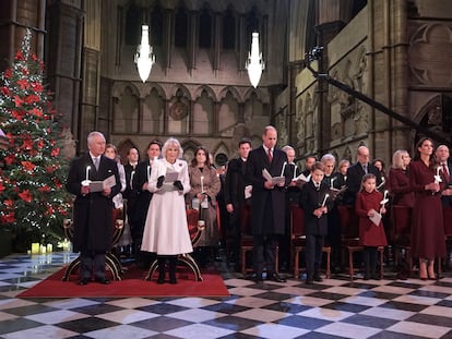 La familia real británica se reúne en la abadía de Westminster, en Londres, durante un concierto de villancicos organizado por la princesa de Gales, el 15 de diciembre de 2022.