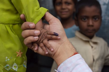 Un trabajador de Unicef en India comprueba la mano de una pequeña de seis meses, para confirmar que ha sido vacunada. La fotografía se hizo en noviembre de 2006, cuando más de 137 millones de niños menores de cinco años fueron objeto de inmunización contra la poliomielitis en una gran campaña en India.