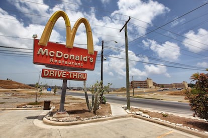 El local de McDonald’s en la avenida principal de la base de Guantánamo se estableció hace 35 años y es un calco a cualquier otro establecimiento en Estados Unidos. Vende un producto especial de pollo para satisfacer la demanda de los numerosos contratistas filipinos que trabajan en la base.