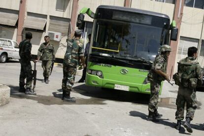 Soldados sirios efectúan un control en Duma, un suburbio al noreste de Damasco.