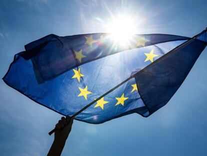 Una bandera de la Unión Europea es agitada durante una manifestación en Múnich. / SINA SCHULDT (AFP)