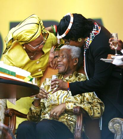 2 de agosto 2008. El expresidente Mandela rodeado por su exesposa Winnie Mandela, a la derecha, y su entonces esposa Graça Machel, durante los actos de celebración de su 90 cumpleaños en Tshwane.