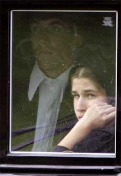 Una joven amish durante los cortejos fúnebres por Mary Liz Miller y su hermana Lena, en Georgetown, el pasado jueves.