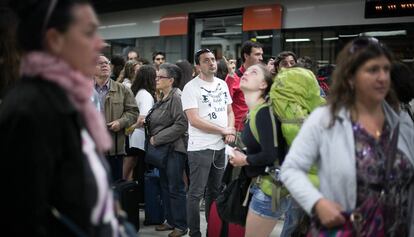 Pasajeros afectados por los retrasos provocados por aver&iacute;as en Rodalies. 