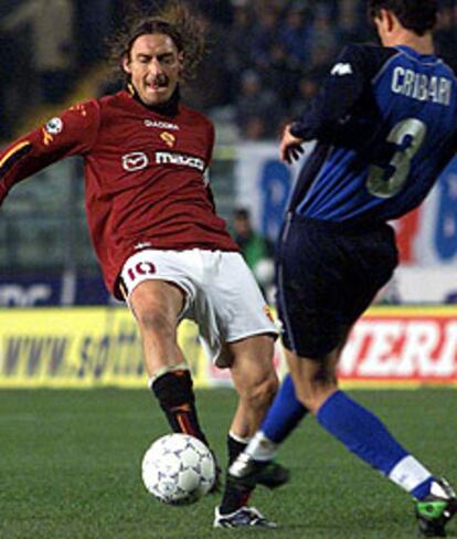 Totti, del Roma, y Sánchez Cribari, del Empoli, durante un partido en enero pasado.