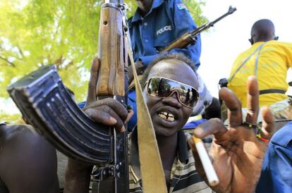 Un soldado sursudan&eacute;s en Bor, al norte de Juba.