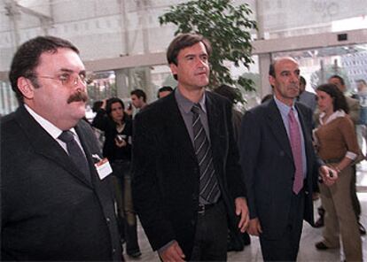 El ministro de Justicia, Juan Fernando López Aguilar (en el centro), a su llegada al congreso de CC OO.