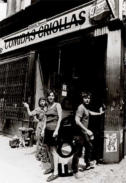 'Opening the doors of Food' (1971). A la derecha, Matta-Clark.