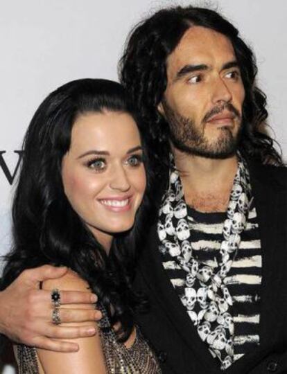 Katy Perry con el humorista británico Russell Brand.