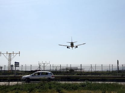 Un avi&oacute;n aterriza en el Aeropuerto de El Prat, Barcelona. 
