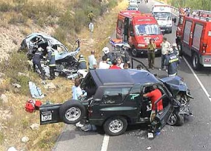 Los bomberos y servicios de emergencia trabajan en el lugar del accidente.