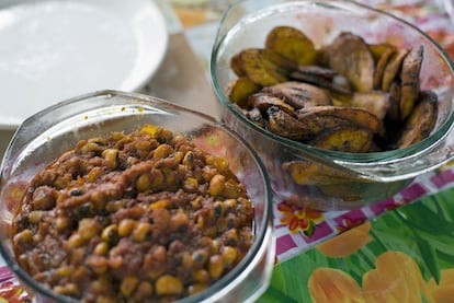 Caliente, especiado, picante y doblemente rojo. El <i>Red red</i> es el plato más popular en Ghana, una mixtura de alubias con cebollas y chiles (rojos), fritos en aceite de palma rojo con gusto a nueces: el <i>zomi,</i> clave colorista de esta sencilla receta proveniente de la región de Volta, al este del país. Se recomienda pedirlo, con precaución, en casas de comidas y puestos callejeros, junto a la muchedumbre de trabajadores y oficinistas en la hora de comer; a todo el mundo le gusta el <i>Red red. </i>Se suele acompañar de <i>koko,</i> plátano frito y salteado servido en rodajas. Eso sí, bien caliente: que el aceite que cubre el <i>koko</i> todavía chisporroteé en el plato es buena señal.