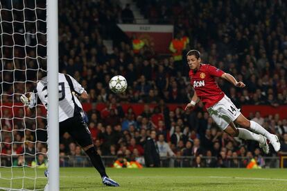 Chicharito Hernandez marca el primer gol del Manchester.