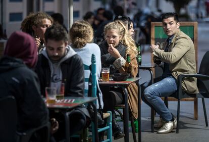 Clientes sentados en las terrazas de un bar en Valencia tras la flexibilización de las restricciones por el coronavirus.