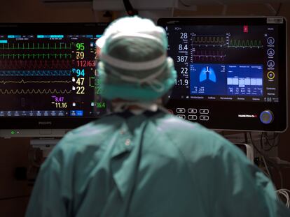 Un profesional sanitario trabaja en la UCI del hospital Vall d'Hebron de Barcelona, el 25 de noviembre.