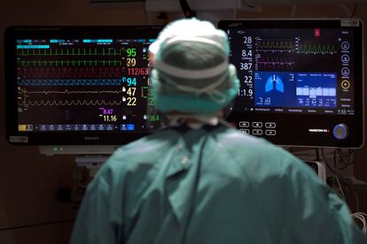 Un profesional sanitario trabaja en la UCI del hospital Vall d'Hebron de Barcelona, el 25 de noviembre.