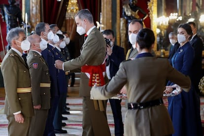 El rey Felipe VI impone condecoraciones a varios integrantes de los tres ejrcitos y de la Guardia Civil en el Saln del Trono del Palacio Real.