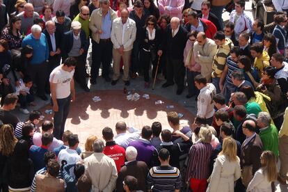 Centenares de personas abarrotan la plaza para apostar en las ‘caras’.