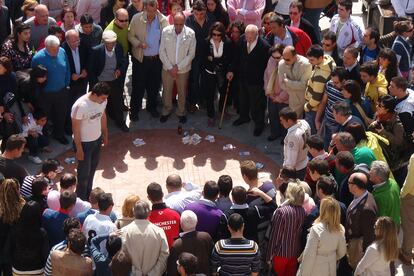 Centenares de personas abarrotan la plaza para apostar en las caras.