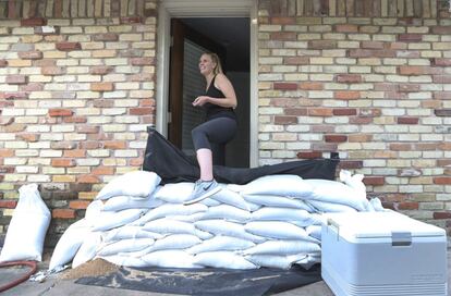 Lacey Williams sale de la única puerta accesible de su casa, bloqueada hasta la mitad con bolsas de arena. Oficiales de Texas están preocupados por que no haya habido tantas evacuaciones como en previas tormentas.