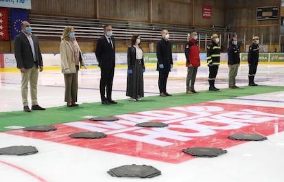 Isabel Díaz Ayuso y Enrique Ruiz Escudero, durante la clausura de la morgue del Palacio de Hielo de Majadahonda.