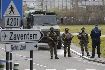 Soldats i policies belgues patrullen als voltants de l'aeroport de Zaventem a Brussel·les (Bèlgica).
