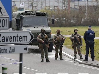 Soldados e policiais patrulham as imediações do aeroporto de Zaventem em Bruxelas.