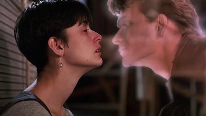 Demi Moore y Patrick Swayze en 'Ghost' (1990), conocida por su uso de “ídem”, una fórmula mítica en la historia del cine romántico.