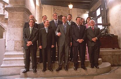 Foto de familia del primer Consell de Francisco Camps, ayer, en el Palau de la Generalitat.