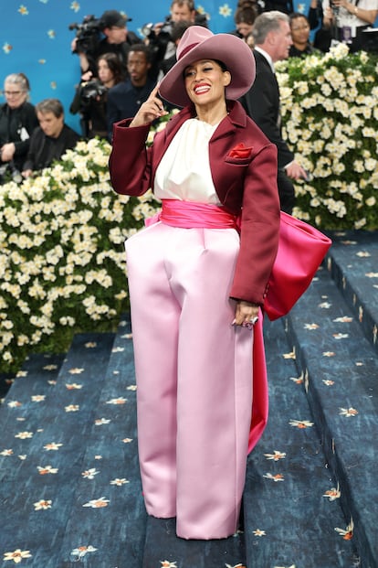 Diana Ross'un kızı Tracee Ellis Ross, Marc Jacobs'ın kendisi için tasarladığı, bol pembe, arkadan bağlamalı pantolon takımını giyiyor.