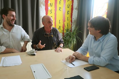 El expresidente de la Generalitat Carles Puigdemont (a la derecha) conversa este viernes con su exconsejero Toni Comín (a la izquierda) y con el cantautor Lluís Llach (centro), durante la reunión del Consejo para la República Catalana, el 26 de julio en Waterloo (Bélgica).