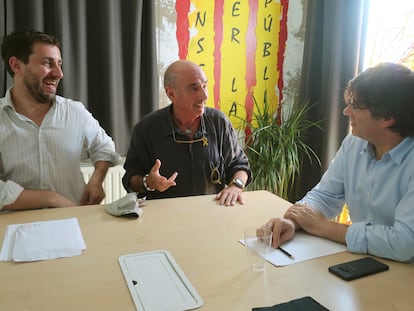 El expresidente de la Generalitat Carles Puigdemont (a la derecha) conversa este viernes con su exconsejero Toni Comín (a la izquierda) y con el cantautor Lluís Llach (centro), durante la reunión del Consejo para la República Catalana, el 26 de julio en Waterloo (Bélgica).