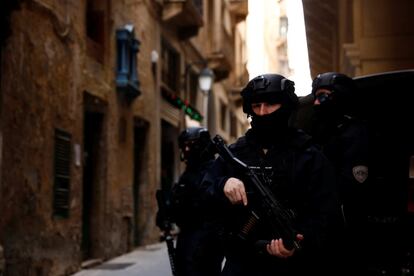 Policía armada de la Unidad Especial de la Policía de Malta hacen guardia en el Tribunal de Justicia de La Valleta (Malta).