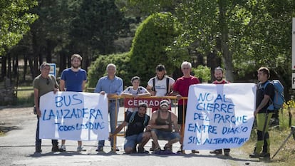 Vecinos de Manzanares el Real y visitantes de La Pedriza protestan al encontrarse cerrado el acceso al parque.