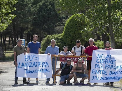 Vecinos de Manzanares el Real y visitantes de La Pedriza protestan al encontrarse cerrado el acceso al parque.