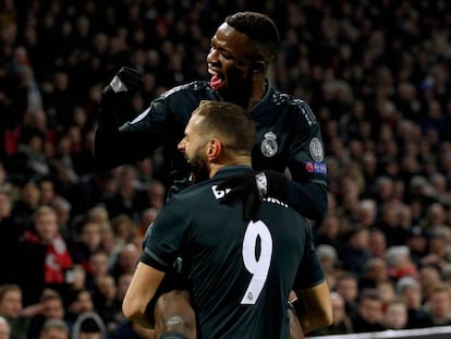 Vinicius Junior comemora primeiro gol do jogo com Benzema.