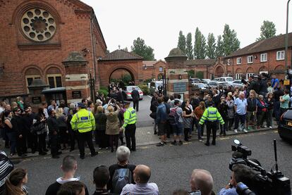 Un centenar de amigos, familiares y seguidores de Amy Winehouse se han congregado frente al Golders Green, donde será incinerada la artista que murió a los 27 años el pasado sábado. Al lugar también han llegados medios de comunicación nacionales y extranjeros.