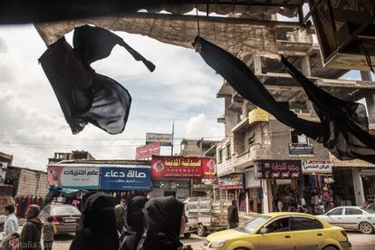 Unas 150.000 personas han retornado a Raqa tras la expulsin del ISIS a barrios que reabren sus comercios.