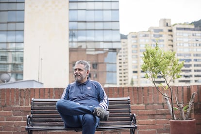 Mario Mendoza sentado en una banca en la sede colombiana de Editorial Planeta, en Bogotá, el 4 de agosto de 2022.