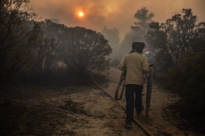 Elementos de emergencia trabajan en la contención de los incendios que han permanecido por 13 días, en Tecate, el 29 de junio.