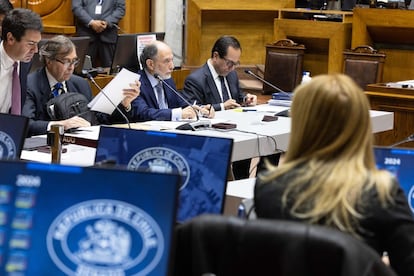 El ministro Sergio Muñoz Gajardo (centro) durante su Acusación Constitucional en el Senado, el 15 de octubre en Santiago.