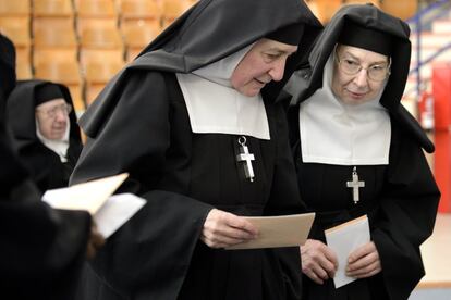 No podían faltar las monjas acudiendo a votar en un colegio electoral en Vitoria, el 20 de diciembre de 2015. Un clásico de los reportajes electorales.