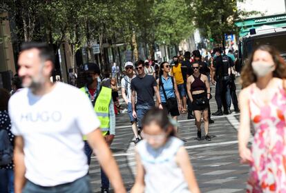 La orden mantiene la obligatoriedad del uso de la mascarilla al aire libre cuando se produzcan aglomeraciones y no se pueda mantener una distancia mínima de 1,5 metros de distancia entre personas